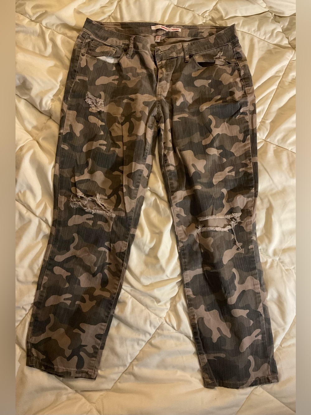 BONGO Camo Distressed Women’s Jeans - Olive & Brown